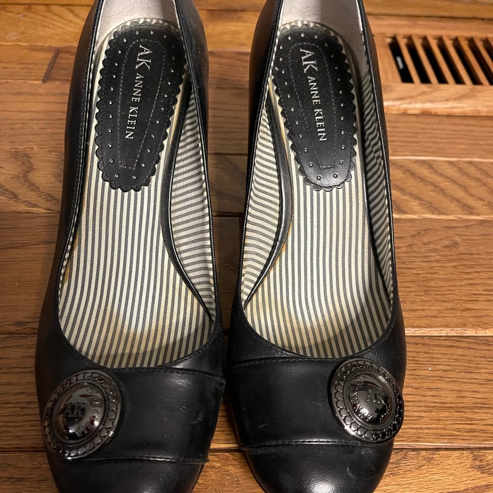 Anne Klein Black Leather Round-Toe Heels with Logo Medallion